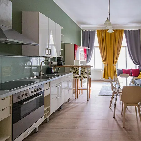 Apartment Colorful 2bdr Family
