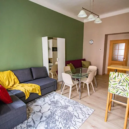Colorful 2bdr Family Apartment *